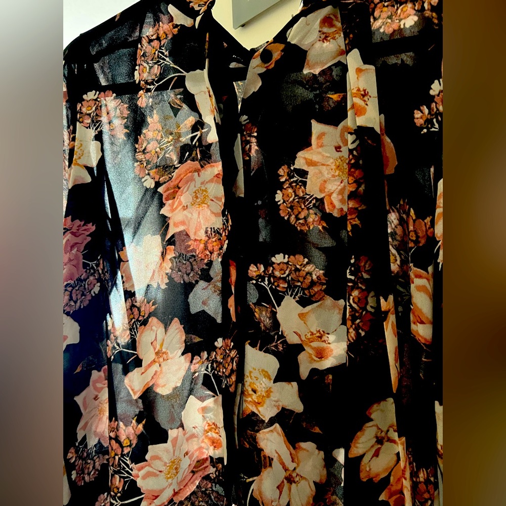 Pretty Rachel Roy tie neck blouse